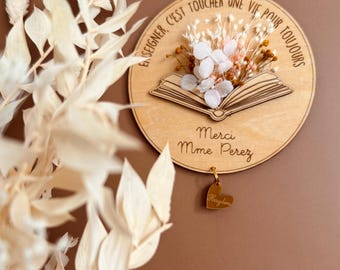 Magnet en bois personnalisable avec fleurs sechees, cadeau de fin d’annee scolaire, maîtresse, nounou, atsem, crèche …