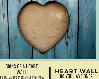 Può includere: Un muro di legno blu con un'apertura a forma di cuore. L'apertura è riempita con un materiale marrone chiaro. Il testo "SIGNS OF A HEART WALL" è scritto in nero su sfondo giallo. Sotto il testo, cinque segni di un muro del cuore, tra cui un sistema immunitario debole, ansia, blocchi nelle relazioni, dolore al collo e mancanza di abbondanza. Il testo "HEART WALL DO YOU HAVE ONE?" è scritto in nero su sfondo giallo.