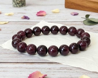 Pulsera de granate rojo oscuro: Joyería elástica con piedras preciosas, piedra natal de enero.