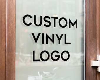 Könnte beinhalten: Eine Milchglastür mit einem schwarzen Vinyl-Aufkleber, auf dem "CUSTOM VINYL LOGO" steht.