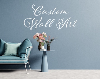 Puede incluir: Una pared azul claro con el texto "Custom Wall Art" en letras blancas cursivas. Un sofá azul turquesa con patas de metal blanco se encuentra frente a la pared. Una pequeña mesa azul con tapa redonda se encuentra frente al sofá. Un ramo de flores rosas y blancas en un jarrón marrón y una pequeña planta en maceta están sobre la mesa.