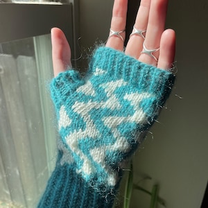 Wavy Days Gloves Knitting Pattern