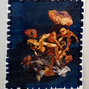 Peinture à l'huile de souris morte et de champignons orange dans un cadre de timbre-poste sur une carte postale