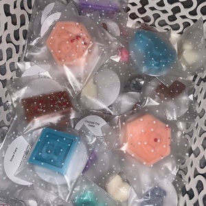 Random Wax Melt Lucky Dip, One Wax Melt only, Letterbox friendly gifts, Colour and scent varies, Natural Soy Wax, Gift Ideas.
