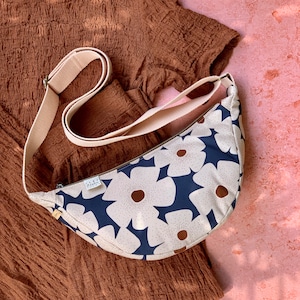 Moon Bag Luna aus Canvas und Leinen / Romantische blaue Schultertasche