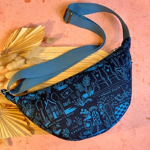 "Moon Bag Luna" blu scuro realizzata in tela di lino e cotone / borsa a tracolla con coniglio, funghi, carte e dettagli magici
