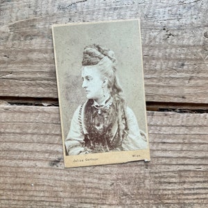 Karta wizyty, Wiedeńska kobieta (1873) | Moda wiktoriańska, styl, biżuteria | Antyczny CDV, Fotografia | Sepia | Austria, Europa Ephemera