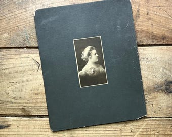 Monterat foto av edvardiansk debutant (ca 1900-talet) | Loquist Photo Studio | Peoria, Illinois | Antikt fotografi, vintageporträtt | Svartvitt