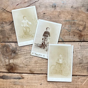 Cartes de visite, garçon et son vélo (vers 1900) | Philadelphie | Photo ancienne, vintage noir et blanc | Sports victoriens, portrait, bicyclette