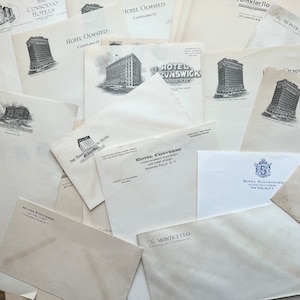 Könnte beinhalten: Eine Sammlung von Vintage-Hotelpapieren, darunter Umschläge und Briefköpfe. Die Designs zeigen detaillierte Illustrationen von Hotels, mit Namen wie Hotel Olmsted und Hotel Blackstone. Die Papiere sind cremefarben mit schwarzer Tinte.