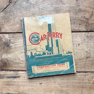 Può includere: Un quaderno di composizione vintage color marrone chiaro e verde acqua intitolato Car-Ferry. La copertina presenta un'illustrazione grafica di un piroscafo e uno skyline cittadino, un logo circolare e il testo Composition Book No. 560 Pencil Finish 5 Cents.