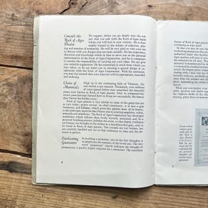 Puede incluir: Un libro abierto con texto sobre los monumentos de granito Rock of Ages. El texto est&aacute; en negro sobre una p&aacute;gina color crema. Las secciones incluyen "Elecci&oacute;n de materiales" y "Garant&iacute;a eterna".