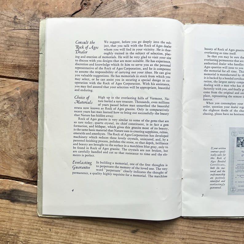 Puede incluir: Un libro abierto con texto sobre los monumentos de granito Rock of Ages. El texto est&aacute; en negro sobre una p&aacute;gina color crema. Las secciones incluyen "Elecci&oacute;n de materiales" y "Garant&iacute;a eterna".