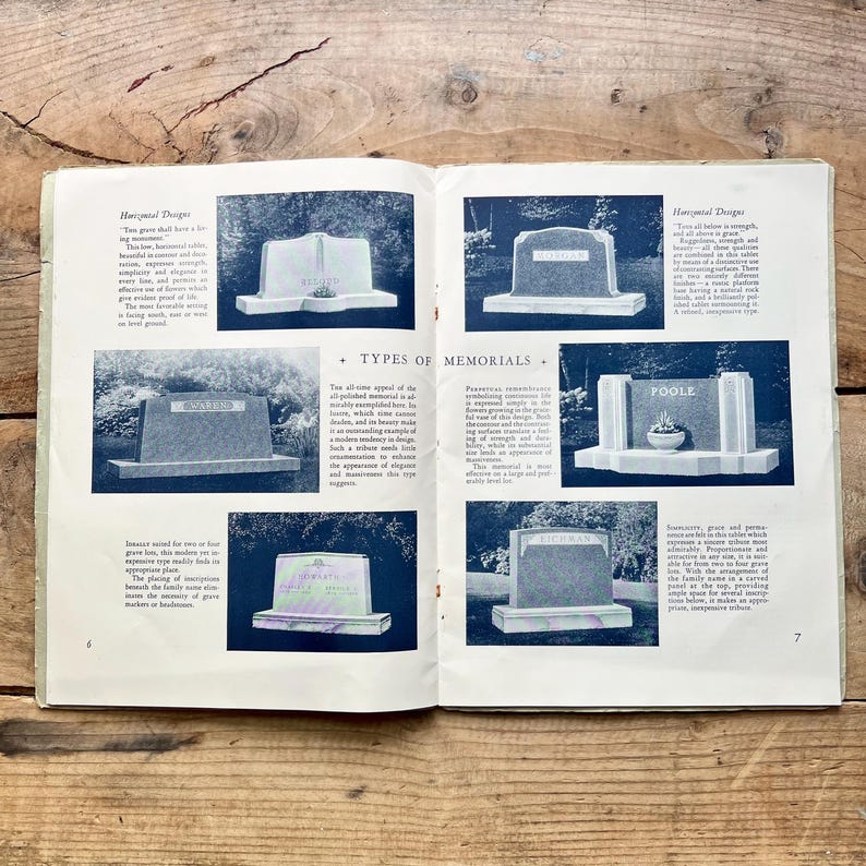 Puede incluir: Libro abierto con im&aacute;genes en blanco y negro de varios dise&ntilde;os de l&aacute;pidas. La p&aacute;gina se titula "Tipos de monumentos". Las l&aacute;pidas var&iacute;an en forma y estilo, algunas con texto y elementos decorativos.
