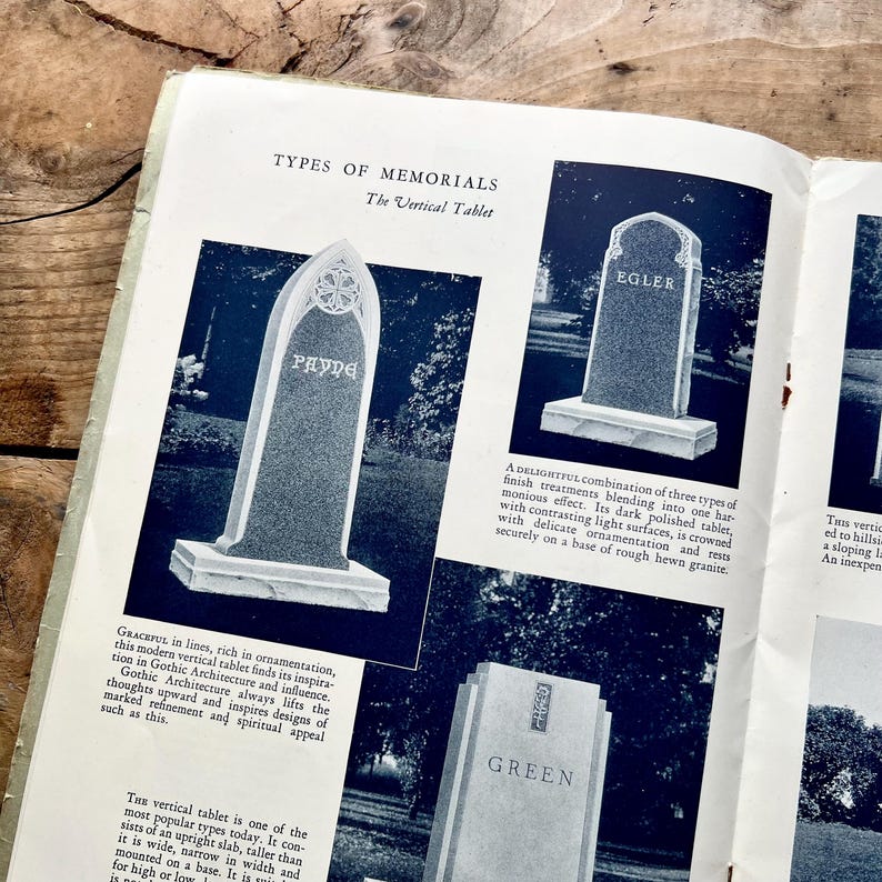 Puede incluir: P&aacute;gina de un libro antiguo con ilustraciones de tabletas verticales, un tipo de monumento. El texto describe el dise&ntilde;o y las influencias arquitect&oacute;nicas de las tabletas. Las ilustraciones muestran diferentes estilos de l&aacute;pidas.