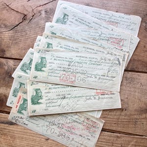 Pode incluir: Uma coleção de notas promissórias de papel vintage da Mergenthaler Linotype Company, impressas em tinta verde sobre papel branco sujo. Cada documento apresenta uma ilustração detalhada de uma máquina de impressão, datas e assinaturas manuscritas.
