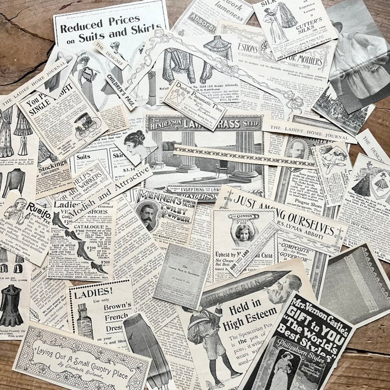 K&ouml;nnte beinhalten: Eine Sammlung von Vintage-Zeitungsartikeln und Anzeigen mit Texten wie "Reduzierte Preise f&uuml;r Anz&uuml;ge und R&ouml;cke", "The Ladies Home Journal", "Just Among Ourselves" und "In hohem Ansehen gehalten". Die Ausschnitte sind in Schwarzwei&szlig; und haben einen abgenutzten, alten Look.
