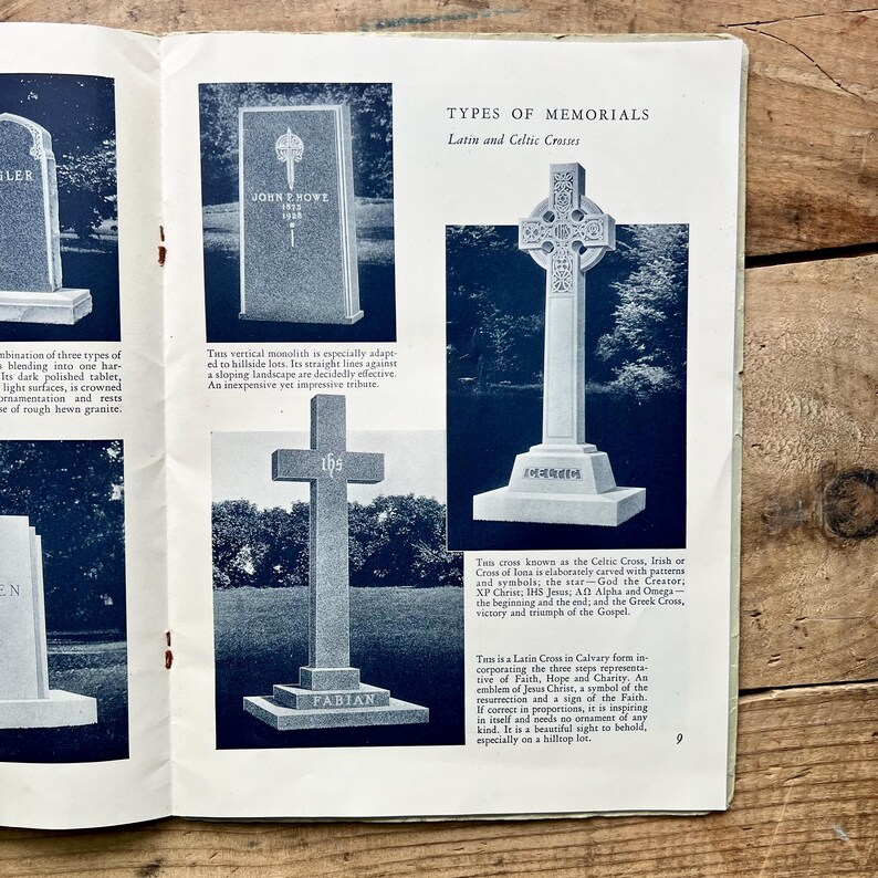 Puede incluir: Una p&aacute;gina de libro con ilustraciones de diferentes tipos de monumentos conmemorativos, incluyendo cruces latinas y celtas. Las im&aacute;genes son en blanco y negro, con texto que describe cada monumento.
