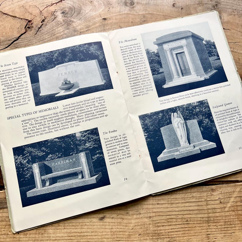 Puede incluir: Una p&aacute;gina doble de un libro antiguo con ilustraciones de varios dise&ntilde;os de monumentos conmemorativos. La p&aacute;gina incluye im&aacute;genes de l&aacute;pidas, bancos y mausoleos, con texto descriptivo. El libro est&aacute; abierto sobre una superficie de madera.