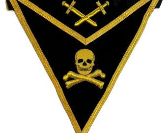 Puede incluir: Parche de tela triangular negro con ribete dorado e imágenes bordadas de espadas cruzadas, una calavera y huesos cruzados.