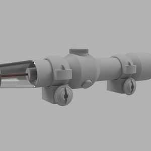 Puede incluir: Una mira telescópica de rifle gris con una cubierta de lente transparente. La mira tiene dos botones de ajuste en el lateral.
