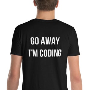 Puede incluir: Camiseta negra con texto blanco que dice "Go Away I'm Coding".