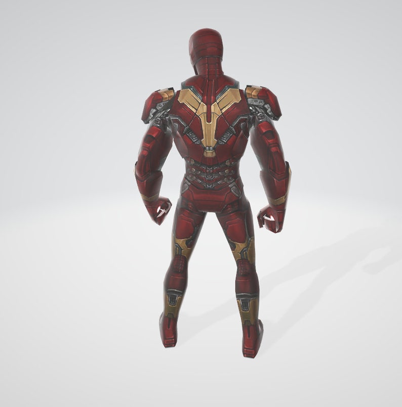 K&ouml;nnte beinhalten: Eine rote und goldene Actionfigur eines Superhelden in einer R&uuml;stung. Die Figur steht mit dem R&uuml;cken zur Kamera und die Arme sind an den Seiten.