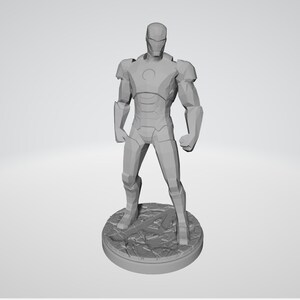K&ouml;nnte beinhalten: Eine graue 3D-gedruckte Figur von Iron Man, die auf einem strukturierten Sockel steht. Die Figur ist detailliert und hat eine metallische Oberfl&auml;che.