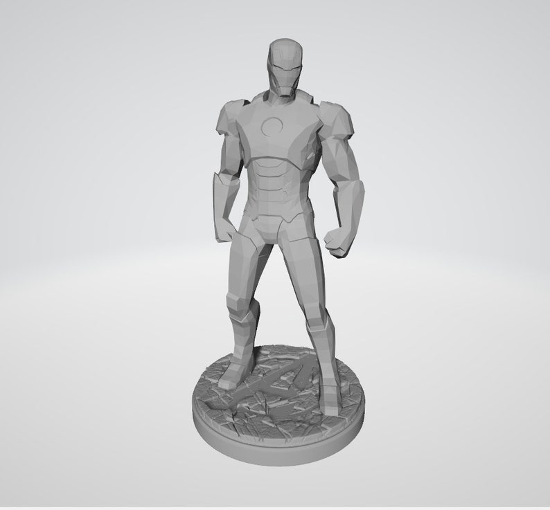 K&ouml;nnte beinhalten: Eine graue 3D-gedruckte Figur von Iron Man, die auf einem strukturierten Sockel steht. Die Figur ist detailliert und hat eine metallische Oberfl&auml;che.