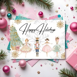 Peut inclure: Carte de vœux de vacances avec le texte "Happy Holidays" et des illustrations d'un sapin de Noël, d'un casse-noisette et de ballerines. La carte est décorée de flocons de neige, d'étoiles dorées et de boules roses.