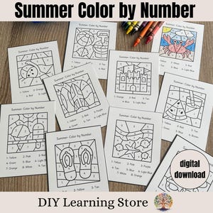 Op de afbeelding: Een verzameling "Summer Color by Number" werkbladen. Elk blad toont een zomerse afbeelding, zoals een krab, strandbal of slippers, met genummerde secties om in te kleuren. De tekst "Summer Color by Number" staat bovenaan elk blad.