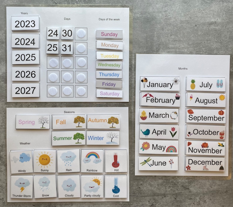 Pu&ograve; includere: Un set di carte colorate con immagini e testo per insegnare ai bambini i giorni, i mesi, gli anni, le stagioni e il tempo. Le carte presentano immagini di un sole, un arcobaleno, una nuvola, un albero, un ananas, un infradito, un uccello, un fiore, una zucca, una tazza di caff&egrave;, una libellula, una stella marina e un paio di pattini.