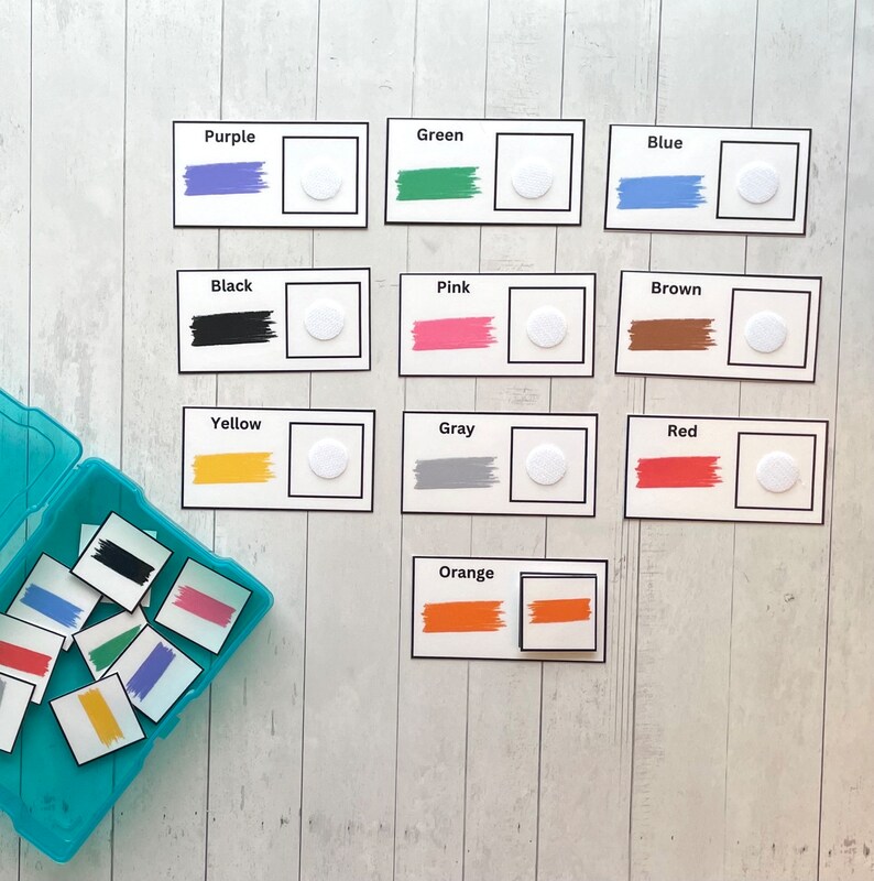 Pode incluir: Atividade de correspond&ecirc;ncia de cores com cart&otilde;es que apresentam diferentes cores, incluindo roxo, verde, azul, preto, rosa, marrom, amarelo, cinza, vermelho e laranja. Cada cart&atilde;o tem uma amostra de cor e um c&iacute;rculo em branco para combinar.
