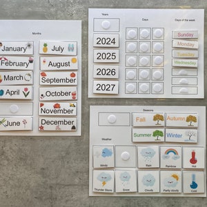 Pu&ograve; includere: Un grafico educativo colorato con immagini e testo per insegnare i mesi, i giorni della settimana, gli anni, le stagioni e il tempo. Il grafico include immagini di un calendario, un orologio, un sole, un arcobaleno e un termometro.