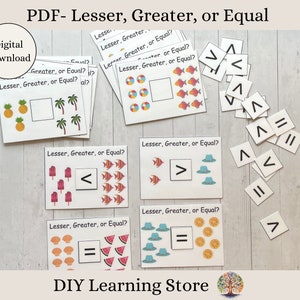 Może przedstawiać: Zestaw drukowanych kart edukacyjnych dla dzieci, aby uczyć się o większym niż, mniejszym niż i równym. Karty przedstawiają kolorowe obrazy przedmiotów o tematyce letniej, takich jak ananasy, palmy, lody, ryby, arbuzy, muszle, kapelusze i pomarańcze. Karty są oznaczone słowami "Mniejsze niż, Większe niż lub Równe?" i zawierają symbole <, > i =.