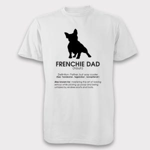 K&ouml;nnte beinhalten: Ein wei&szlig;es T-Shirt mit einer schwarzen Silhouette eines franz&ouml;sischen Bulldoggen und dem Text "FRENCHIE DAD (Substantiv)". Der Text unter der Silhouette definiert einen Frenchie Dad als einen Vater, der cool, gutaussehend, legend&auml;r und au&szlig;ergew&ouml;hnlich ist. Er erw&auml;hnt auch, dass sie daf&uuml;r bekannt sind, die Kunst zu beherrschen, ernst zu wirken, w&auml;hrend sie Kot aufheben und von endlosen Schn&uuml;ffeln und Furzen unbeeindruckt bleiben.