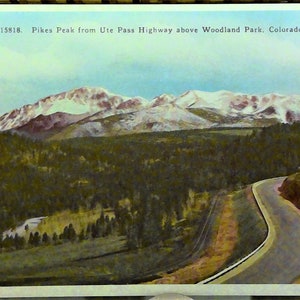Pikes Peak depuis l'autoroute du col de l'Ute au-dessus de Woodland Park, Colorado. Carte H.H.T Co. n° 15818.