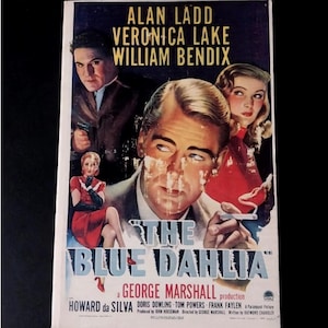 Può includere: Poster cinematografico vintage per "The Blue Dahlia" con Alan Ladd, Veronica Lake e William Bendix. Il poster ha uno sfondo blu scuro con immagini di attori e il titolo del film in grandi lettere stilizzate.