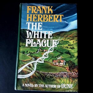 以下が含まれることがあります： フランク・ハーバート著「The White Plague」というタイトルのハードカバー本。表紙には、緑の丘陵、白い二重らせん、そして「A Novel by the Author of Dune」というテキストが描かれています。本は緑色の背表紙です。