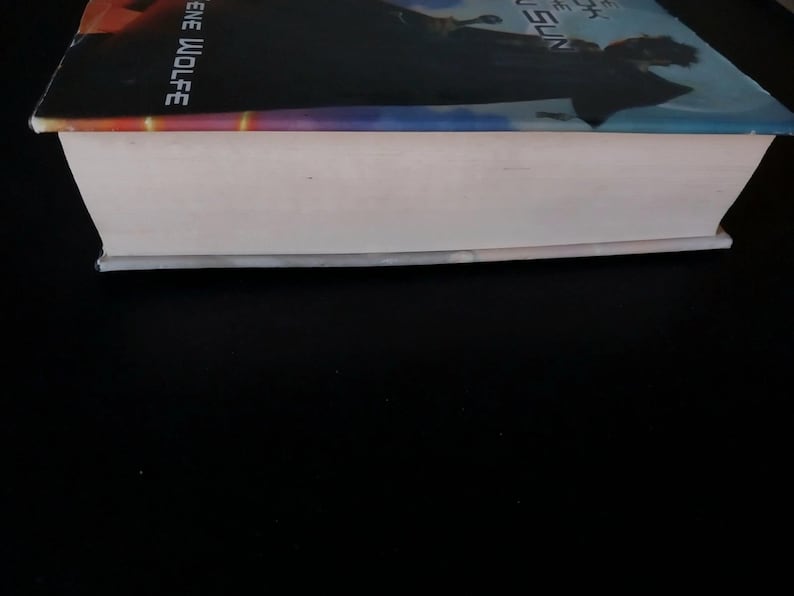 Puede incluir: Un libro de tapa dura con una cubierta colorida y p&aacute;ginas blancas. El t&iacute;tulo del libro y el nombre del autor son visibles en la cubierta. El libro est&aacute; sobre un fondo negro.