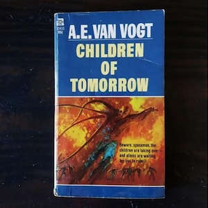 以下が含まれることがあります： A.E. Van Vogtの「Children of Tomorrow」というタイトルのヴィンテージペーパーバック。表紙は青色で、タイトルは白で、宇宙人の姿が描かれた燃えるようなシーンの鮮やかなイラストが特徴です。「Beware, spacemen, the children are taking over - and aliens are waiting for you to rebel!」というテキストも含まれています。