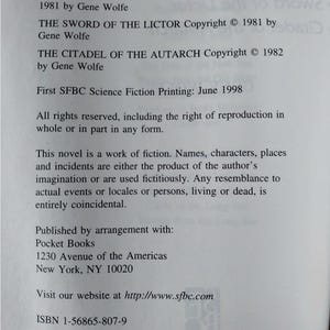 Puede incluir: P&aacute;gina de libro con texto sobre las obras de Gene Wolfe, incluyendo "La Sombra del Verdugo" y "La Garra del Conciliador". El texto incluye informaci&oacute;n de derechos de autor, detalles de publicaci&oacute;n y el ISBN.