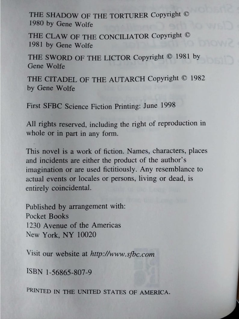 Puede incluir: P&aacute;gina de libro con texto sobre las obras de Gene Wolfe, incluyendo "La Sombra del Verdugo" y "La Garra del Conciliador". El texto incluye informaci&oacute;n de derechos de autor, detalles de publicaci&oacute;n y el ISBN.