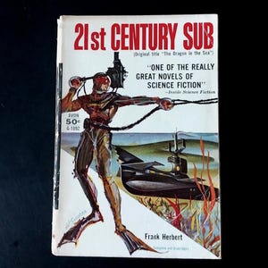 Puede incluir: Portada de libro de bolsillo vintage de "21st Century Sub" de Frank Herbert. La ilustración de la portada muestra un buzo con casco y aletas, apuntando con un arma. Un submarino negro está en el fondo. El libro es una publicación de Avon.