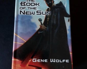 Colección Gene Wolfe (1) - El Libro del Sol Nuevo Primera Edición de Ciencia Ficción de SFBC 1998 y El Libro del Sol Corto Tor Primera Edición 2001