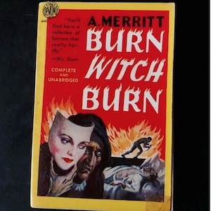 Könnte beinhalten: Vintage Taschenbuchcover für "Burn Witch Burn" von A. Merritt. Das Cover hat einen roten Hintergrund mit weißem Text und eine dramatische Illustration einer Frau, eines Mannes und Flammen. Das Buch ist vollständig und ungekürzt.