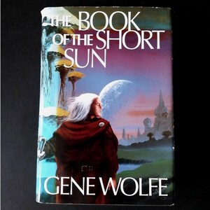 Puede incluir: Un libro de bolsillo vintage titulado "The Book of the Short Sun" de Gene Wolfe. La portada presenta a una persona con cabello blanco y una capa roja, sobre un fondo de un planeta y una ciudad futurista. El libro tiene un esquema de color azul y morado.