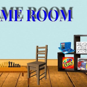 Puede incluir: Una escena de sala de juegos con una pared azul claro y suelo de madera. El texto "GAME ROOM" se muestra en azul. Una mesa con un juego de ajedrez y dos sillas están en primer plano. Una estantería muestra juegos de mesa, incluyendo Checkers, Sorry! y Uno. Un oso de peluche está encima.