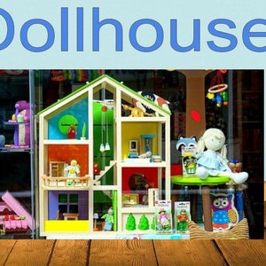 Peut inclure: Une maison de poupée en bois colorée avec plusieurs pièces et un balcon. La maison de poupée est décorée de petits meubles et figurines. Un ours en peluche est assis sur un sol en bois devant la maison de poupée.