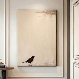 Puede incluir: Obra de arte en lienzo enmarcada con un diseño minimalista. Muestra una silueta oscura de un pájaro sobre un fondo beige claro. El lienzo está enmarcado en negro, creando una estética moderna. Adecuado para la decoración del hogar.